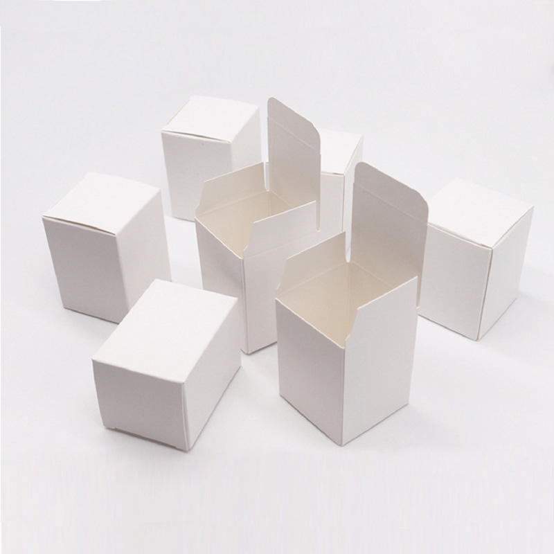Caja kraft blanca hecha de papel kraft.